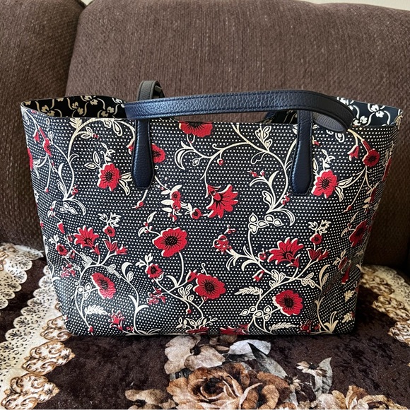 TORY BURCH Retro Batik Blake Floral Printed Tote Bag With An Attached Wristlet - Picture 14 of 15